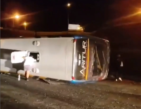 onibus-com-torcedores-do-vasco-tomba-na-br-101