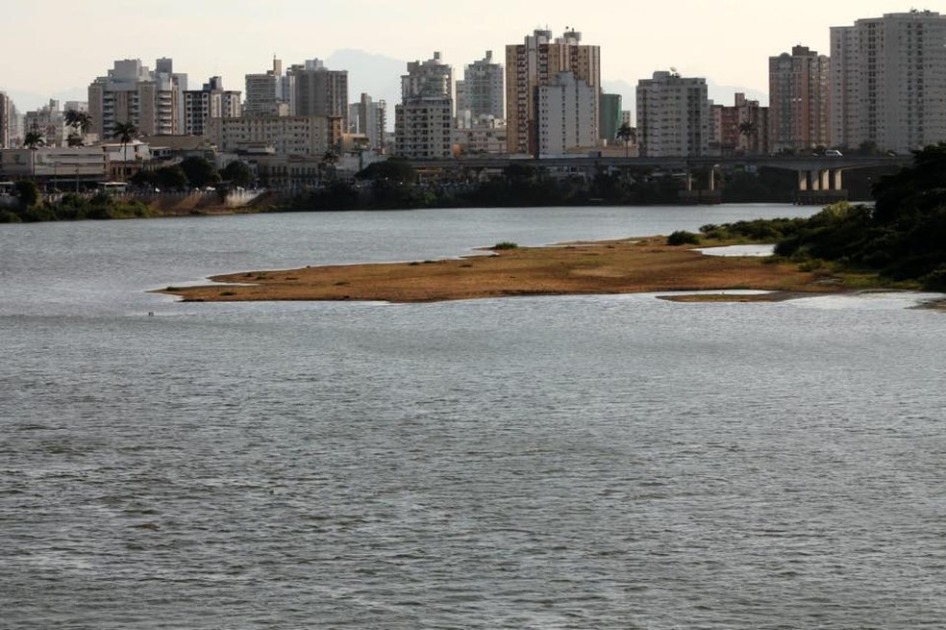 inea-coleta-material-do-rio-paraiba-do-sul-para-analise-apos-alerta-de-moradores