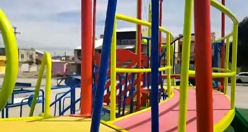 menina-tem-parte-do-dedo-arrancada-em-brinquedo-de-praca-inaugurada-ha-10-dias-em-campos