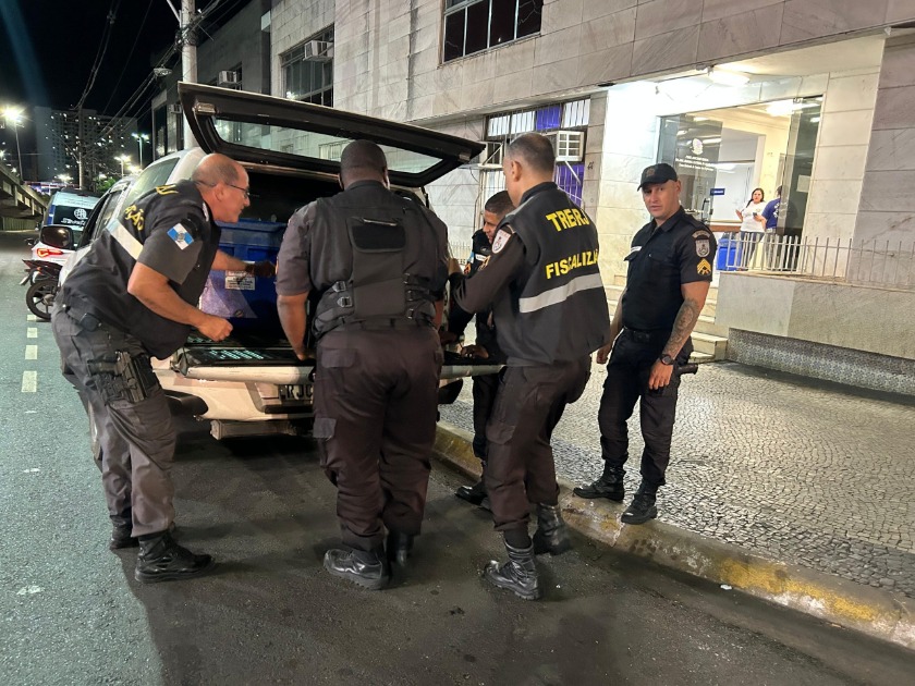 ​latas-de-cerveja-sao-apreendidas-pelo-tre-rj-em-comite-de-candidato-na-pelinca