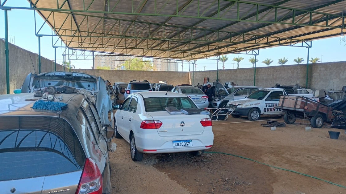 ​galpao-com-carros-roubados-e-interditado-em-campos;-tres-pessoas-foram-presas
