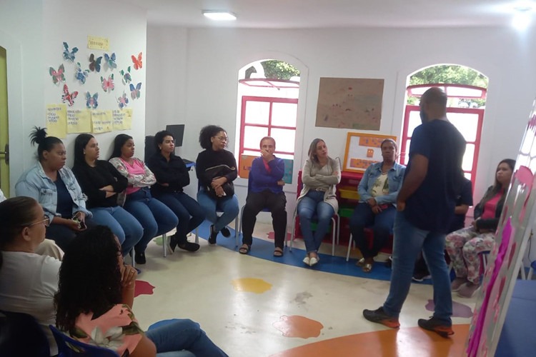 escola-inclusiva-celebra-outubro-rosa-com-servicos-para-maes-e-servidoras-em-campos