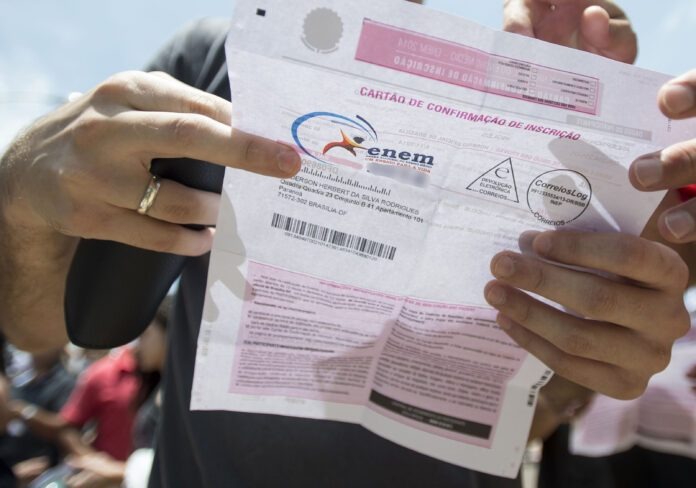 mais-de-4,3-milhoes-de-candidatos-participam-do-enem-neste-domingo