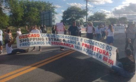 apos-manifestacao,-prefeitura-anuncia-retirada-de-barreiras-que-dificultam-acesso-ao-shopping-estrada