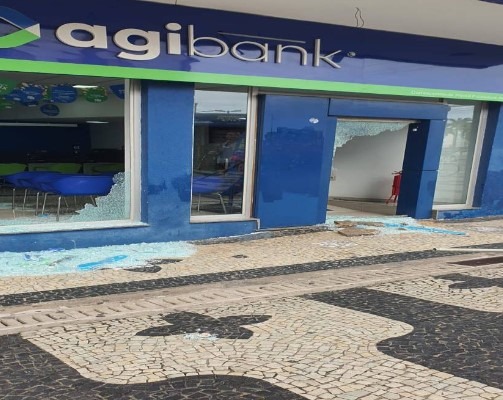 ​homem-e-preso-apos-depredar-e-invadir-agencia-bancaria-em-campos
