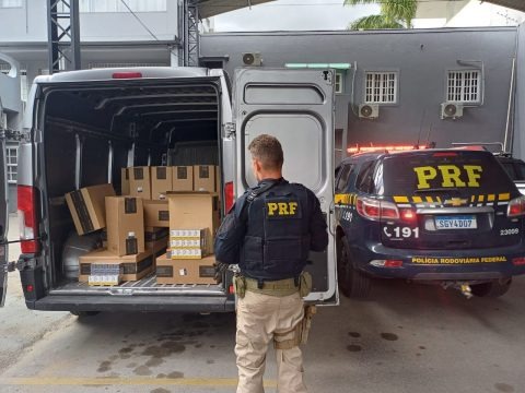 prf-apreende-carga-de-cigarros-em-campos