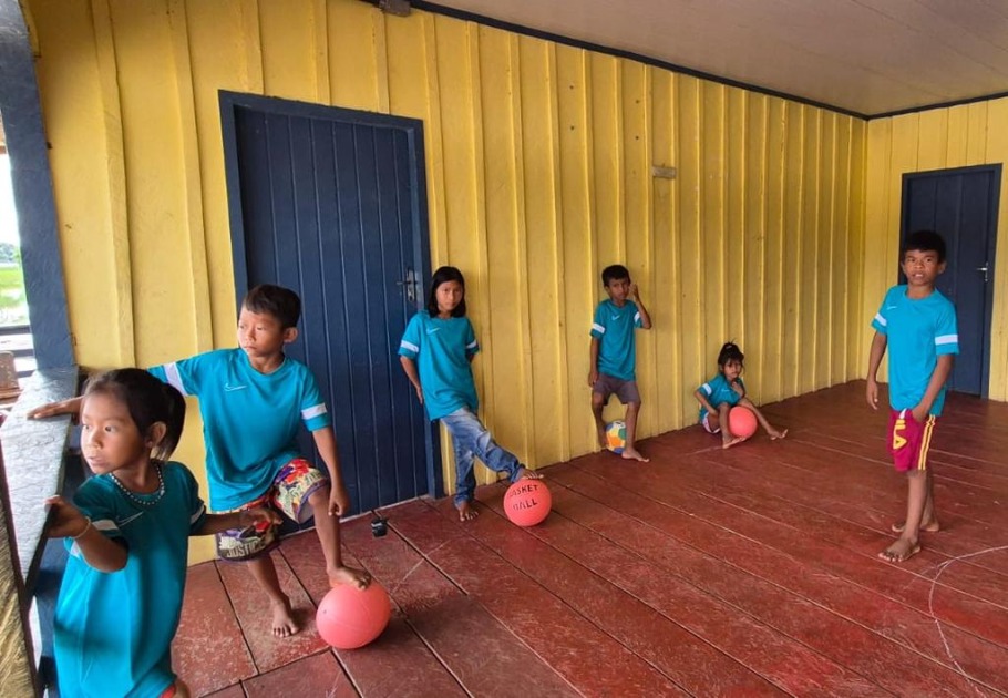 cheia-do-rio-purus,-no-sul-do-amazonas,-transforma-espacos-da-escola-em-comunidade-indigena