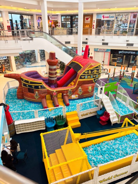 ilha-dos-piratas-desembarca-no-multicenter-itaipu-com-diversao-garantida-para-os-pequenos