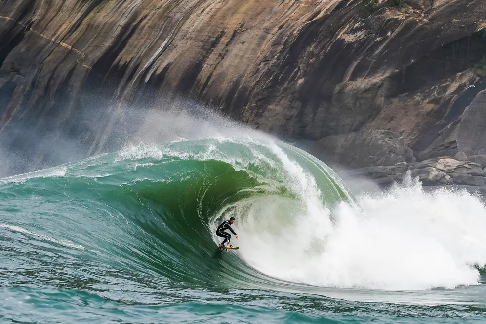 video-de-surfista-campista-viraliza-ao-mostrar-momentos-de-panico-no-mar-de-itacoatiara