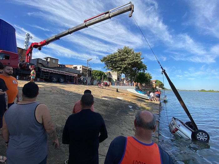 homem-para-carro-em-cais-de-sao-joao-da-barra-e-veiculo-cai-no-rio-paraiba-do-sul