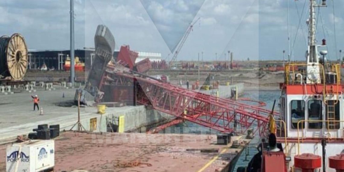 guindaste-que-operava-no-porto-do-acu-tomba-e-parte-da-estrutura-cai-no-mar