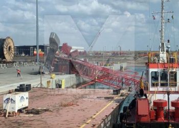 guindaste-que-operava-no-porto-do-acu-tomba-e-parte-da-estrutura-cai-no-mar