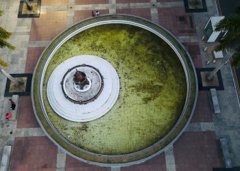 agua-suja-e-parada-em-torno-do-chafariz-belga-chama-atencao-na-praca-quatro-jornadas