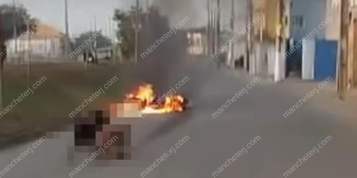 Moto pega fogo após acidente em Campos, e bombeiros não encontram condutor