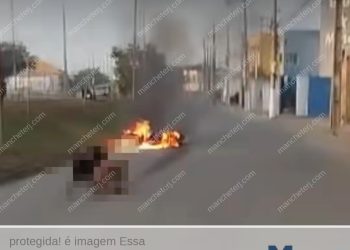 Moto pega fogo após acidente em Campos, e bombeiros não encontram condutor