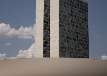 Câmara declara perda de mandato a 7 deputados e dá posse a substitutos