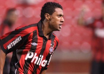 Após falha, zagueiro recebe apoio de ídolo histórico do Athletico