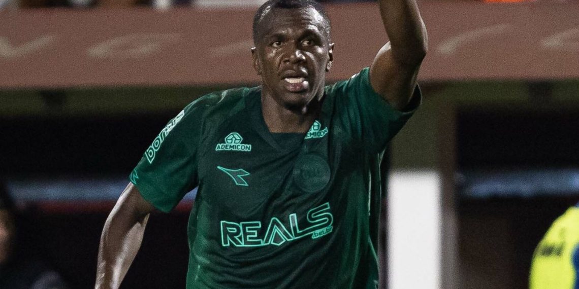Com um a menos, Coritiba vence fora de casa e assume liderança