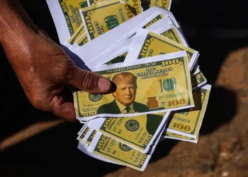 Em ato pró-soberania, manifestantes queimam bandeira e boneco de Trump