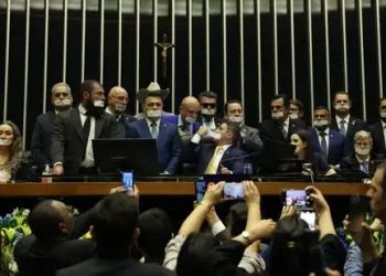 Projeto que pune quem impedir funcionamento da Câmara avança