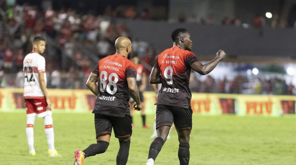 Athletico acaba com a zica na Série B e volta a sonhar com acesso