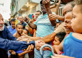 Lula entrega 599 títulos de terra em antiga área de palafitas em PE 