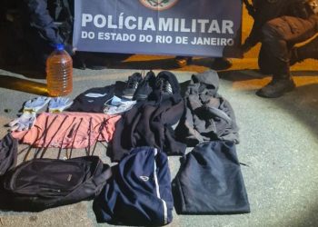 Homens em veículo clonado desobedecem abordagem da polícia, abandonam o carro e fogem