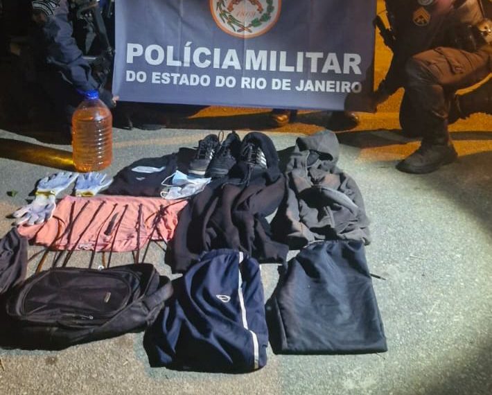 Homens em veículo clonado desobedecem abordagem da polícia, abandonam o carro e fogem