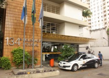 Família é obrigada a entregar celulares e fazer PIX para criminosos durante roubo à residência em Campos