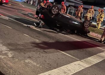 Carro capota após colidir com poste em Campos e motorista foge do local