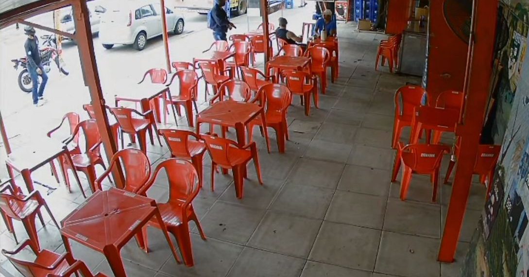 Imagens mostram homem sendo assaltado à mão armada dentro de bar em frente à Uenf