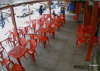 Imagens mostram homem sendo assaltado à mão armada dentro de bar em frente à Uenf