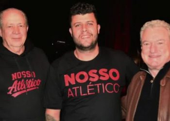 Athletico decide não punir Petraglia por “dedo do meio” para a torcida