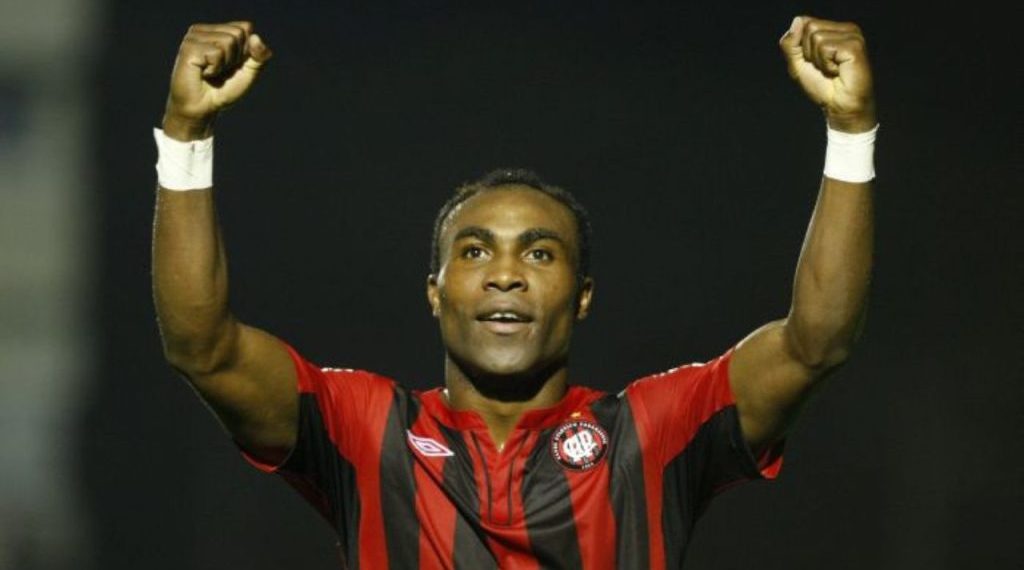 Reunião com Petraglia na madrugada convenceu atacante a trocar Athletico por clube chinês