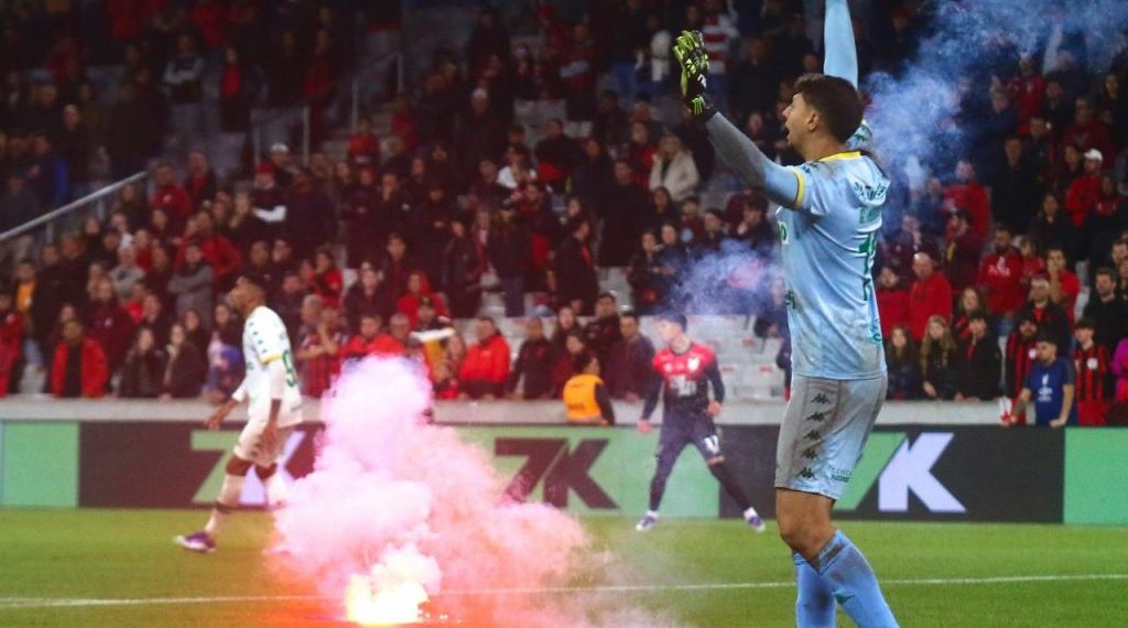 Torcida do Athletico explode, árbitro encerra a partida e clube pode ser punido