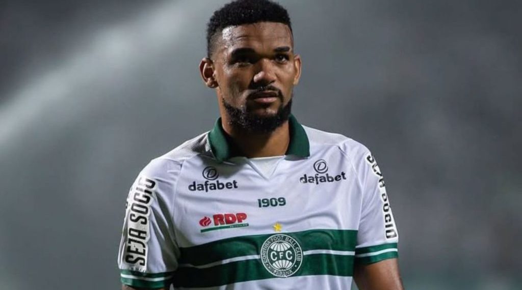 Coritiba rescinde contrato com zagueiro contestado