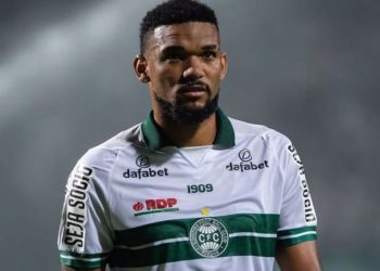 Coritiba rescinde contrato com zagueiro contestado