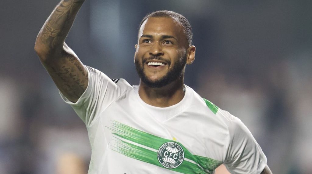 Atacante ex-Coritiba sai do banco, marca dois gols e decide na Liga Europa
