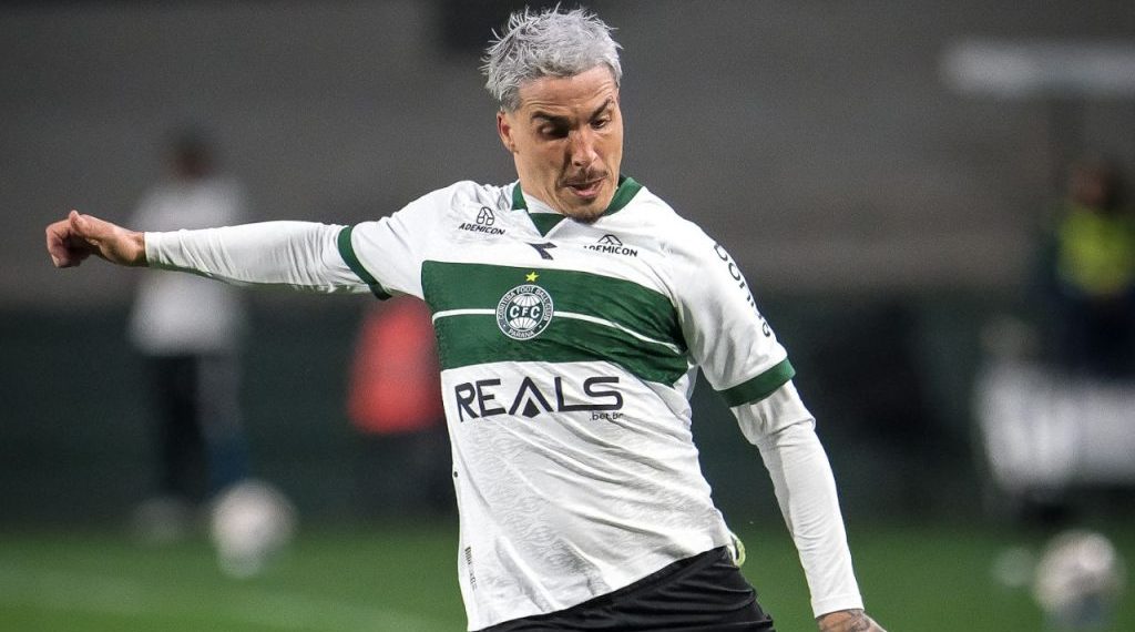 Coritiba tropeça contra a Chapecoense e amplia jejum no Couto