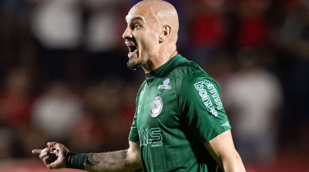 Coritiba tem invencibilidade com zagueiro na Série B