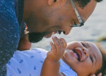 Manifestações em quatro cidades pedem ampliação da licença-paternidade