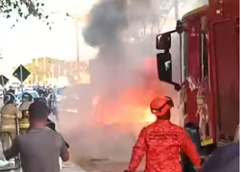 Carro fica destruído após pegar fogo em Campos