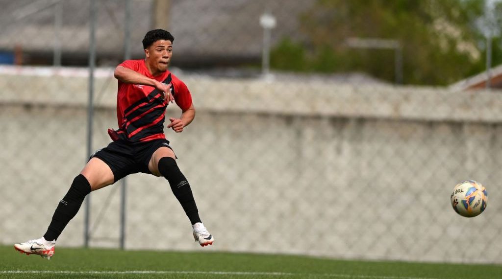 Camisa 10, filho de ídolo ganha fama com golaços na base do Athletico