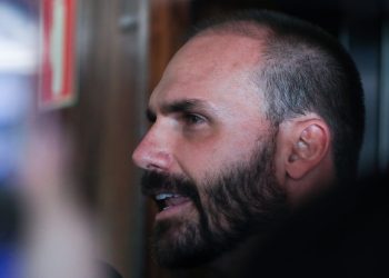 Eduardo Bolsonaro pede a Hugo Motta para exercer mandato dos EUA