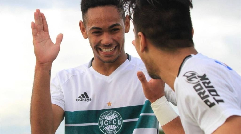 Atacante ex-Coritiba ganha destaque na estreia do Manchester United