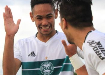 Atacante ex-Coritiba ganha destaque na estreia do Manchester United