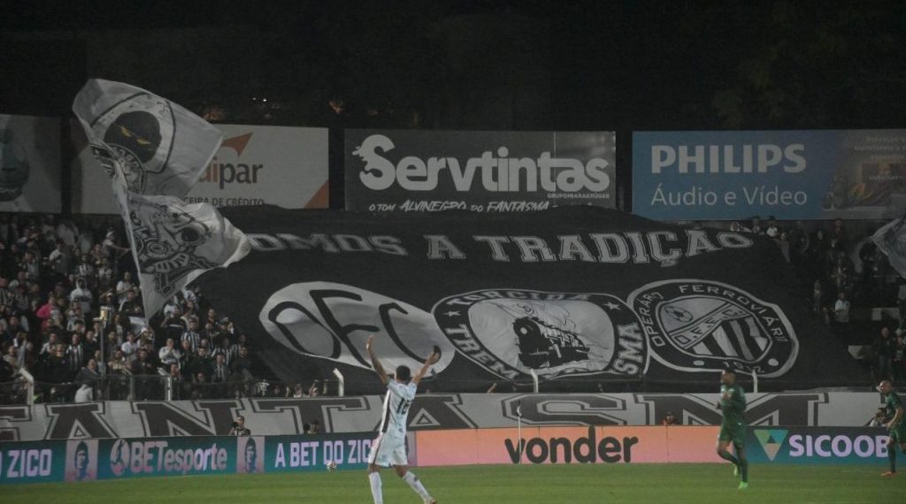 Zagueiro do Coritiba sofre com vaias e escuta provocação da torcida do Operário