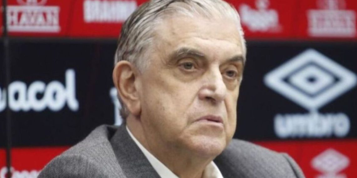 Athletico toma 4 a 2, e Petraglia comanda o enterro