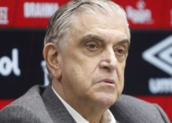 Athletico toma 4 a 2, e Petraglia comanda o enterro