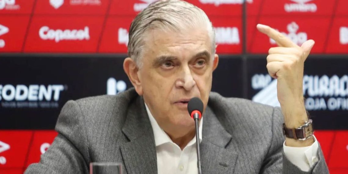 Conselheiro do Athletico é barrado na Arena por camiseta de protesto a Petraglia